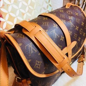 Authentic Louis Vuitton Crossbody- EXCELLENT COND